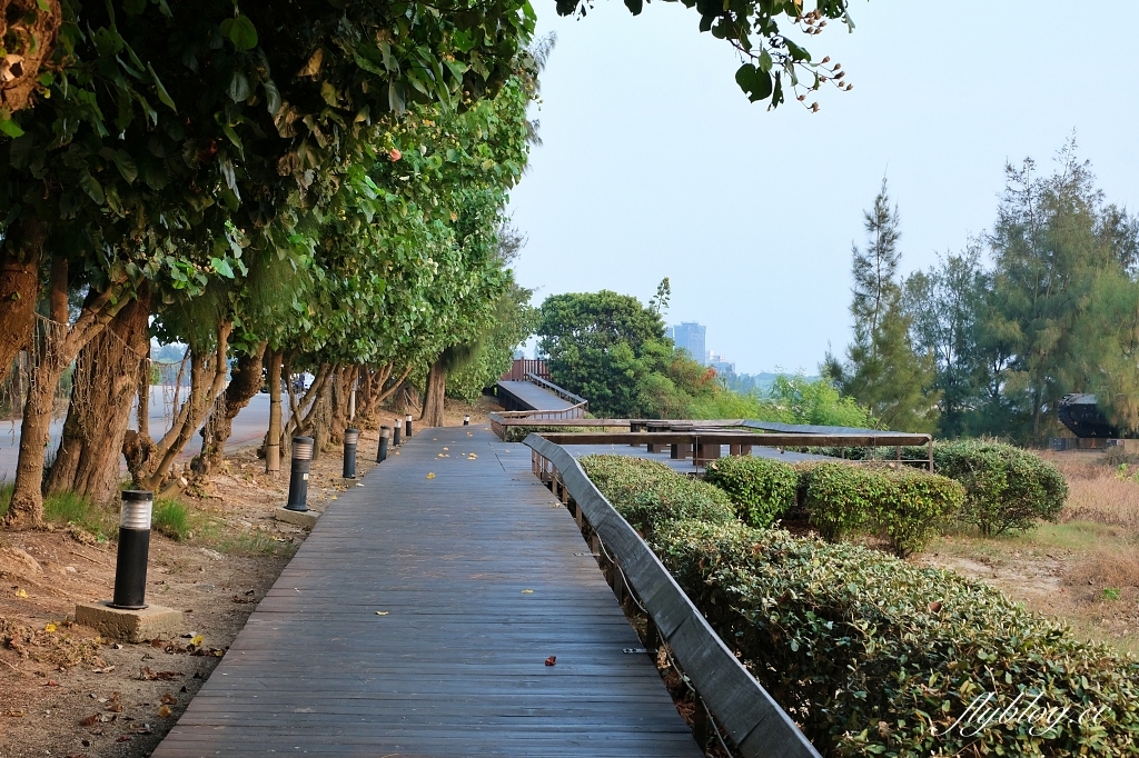 金門金寧｜慈湖落日觀海平台，金門著名的觀賞夕陽的景點，彩虹步道散步到湖下海堤 @飛天璇的口袋