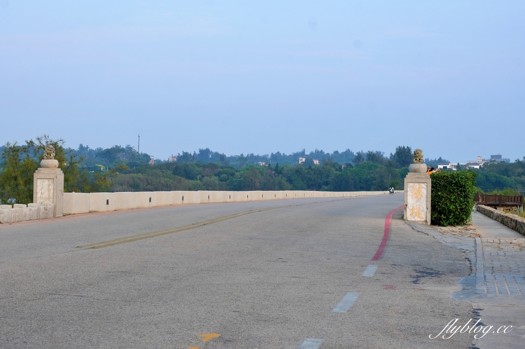 金門金寧｜慈湖落日觀海平台，金門著名的觀賞夕陽的景點，彩虹步道散步到湖下海堤 @飛天璇的口袋