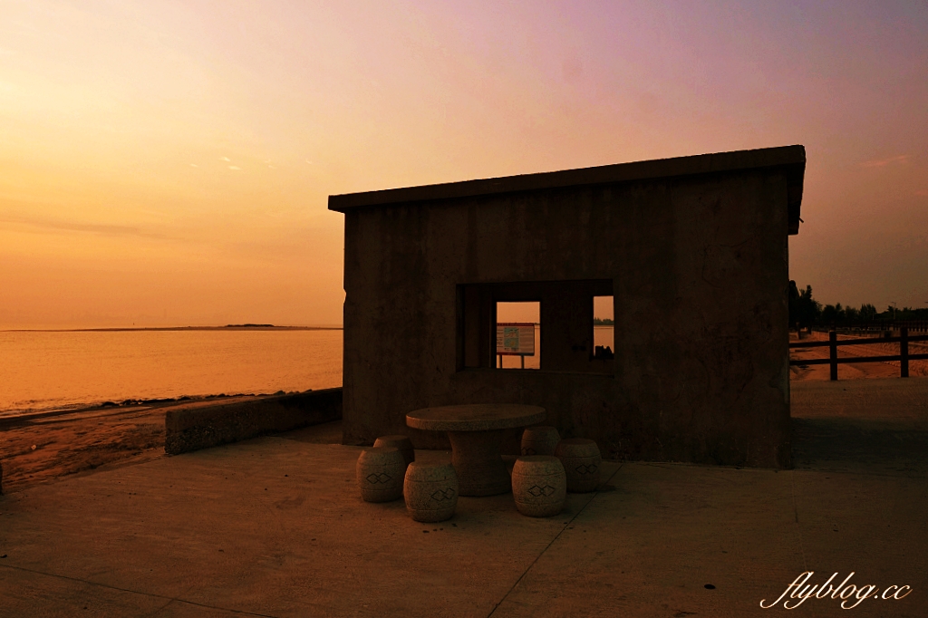 金門金寧｜慈湖落日觀海平台，金門著名的觀賞夕陽的景點，彩虹步道散步到湖下海堤 @飛天璇的口袋