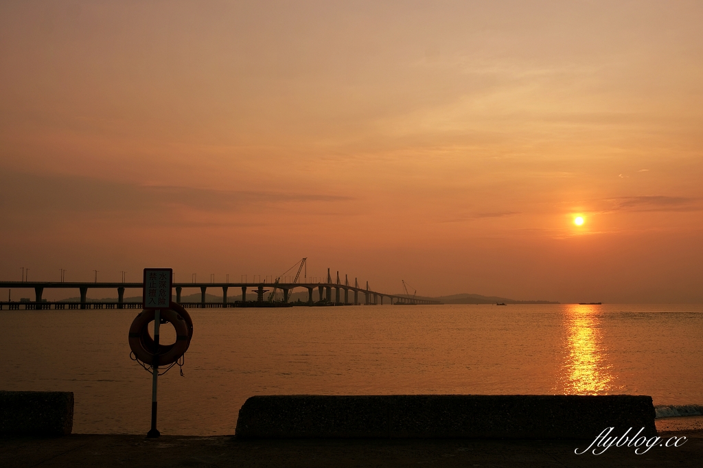 金門金寧｜慈湖落日觀海平台，金門著名的觀賞夕陽的景點，彩虹步道散步到湖下海堤 @飛天璇的口袋