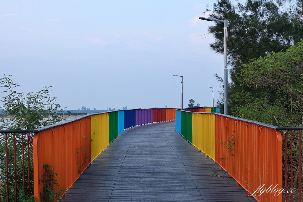 金門金寧｜慈湖落日觀海平台，金門著名的觀賞夕陽的景點，彩虹步道散步到湖下海堤 @飛天璇的口袋