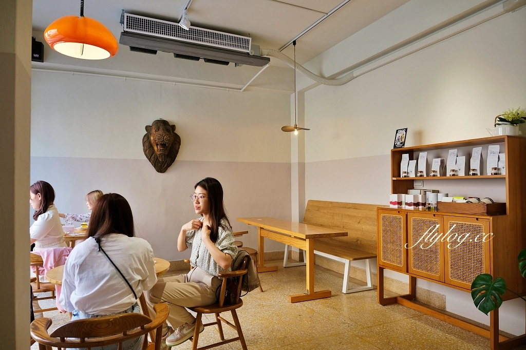 台中西區｜鐵木Ironwood City，草悟道質感甜點咖啡館，模範街巷弄裡的戚風蛋糕 @飛天璇的口袋