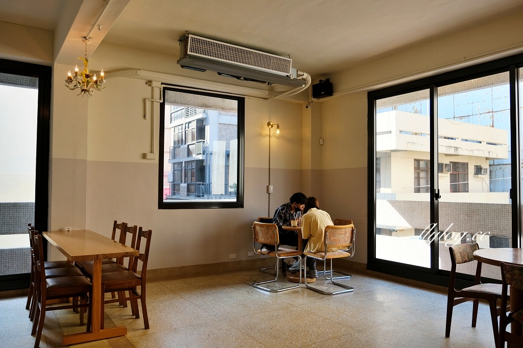 台中西區｜鐵木Ironwood City，草悟道質感甜點咖啡館，模範街巷弄裡的戚風蛋糕 @飛天璇的口袋