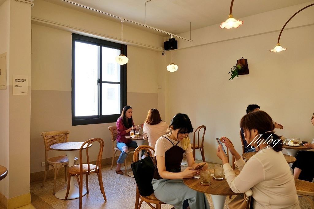 台中西區｜鐵木Ironwood City，草悟道質感甜點咖啡館，模範街巷弄裡的戚風蛋糕 @飛天璇的口袋
