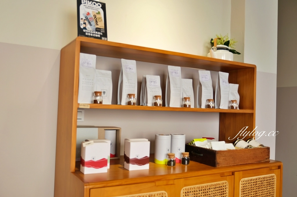 台中西區｜鐵木Ironwood City，草悟道質感甜點咖啡館，模範街巷弄裡的戚風蛋糕 @飛天璇的口袋