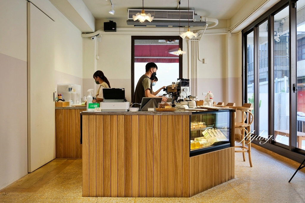 台中西區｜鐵木Ironwood City，草悟道質感甜點咖啡館，模範街巷弄裡的戚風蛋糕 @飛天璇的口袋