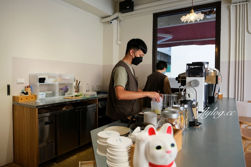 台中西區｜鐵木Ironwood City，草悟道質感甜點咖啡館，模範街巷弄裡的戚風蛋糕 @飛天璇的口袋