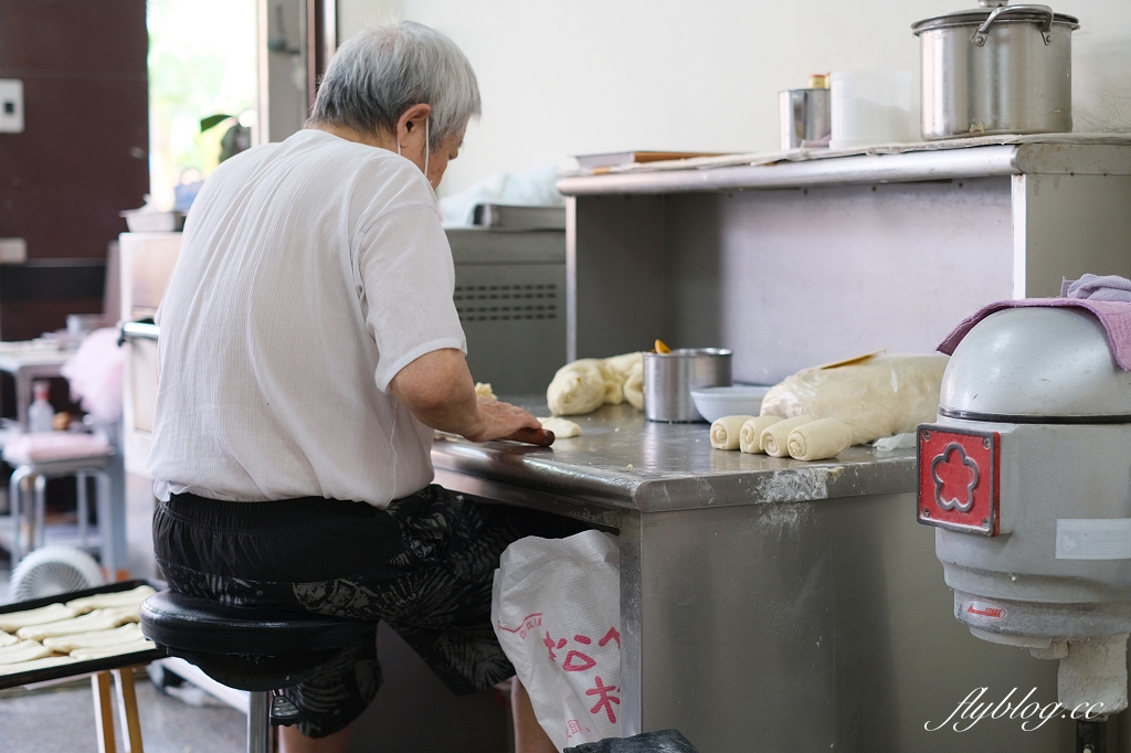台中北屯｜務本早點．滿滿爆炸式的青蔥超邪惡，原精武路人氣燒餅油條店 @飛天璇的口袋