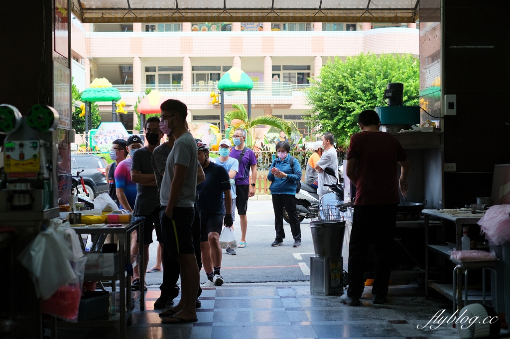 台中北屯｜務本早點．滿滿爆炸式的青蔥超邪惡，原精武路人氣燒餅油條店 @飛天璇的口袋