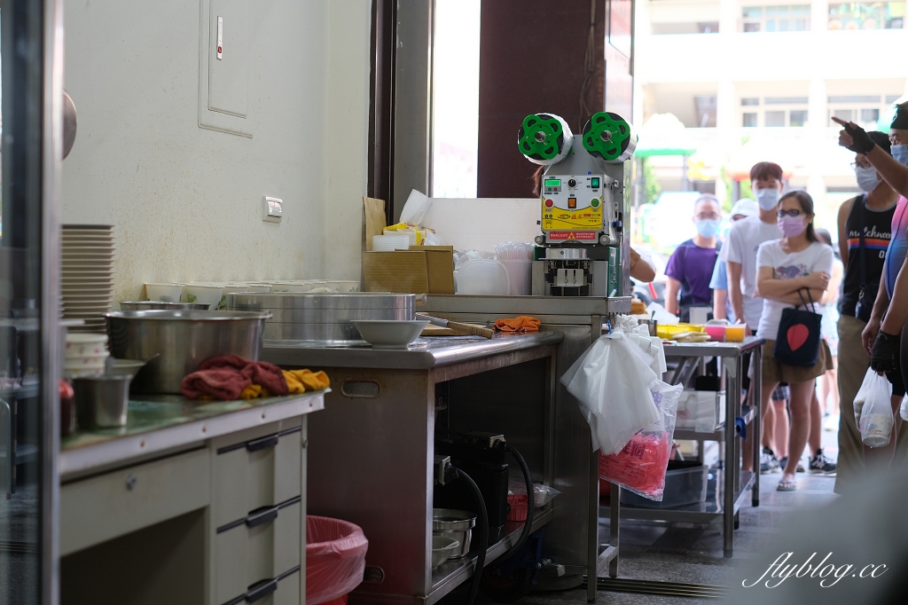 台中北屯｜務本早點．滿滿爆炸式的青蔥超邪惡，原精武路人氣燒餅油條店 @飛天璇的口袋