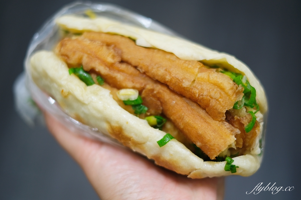 台中北屯｜務本早點．滿滿爆炸式的青蔥超邪惡，原精武路人氣燒餅油條店 @飛天璇的口袋