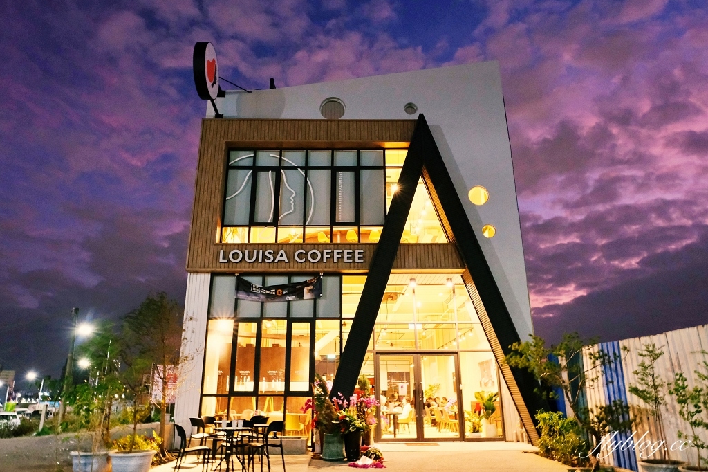 台中北屯｜路易莎咖啡．衛道中學附近榮德山西門市，三層樓玻璃屋天井設計 @飛天璇的口袋