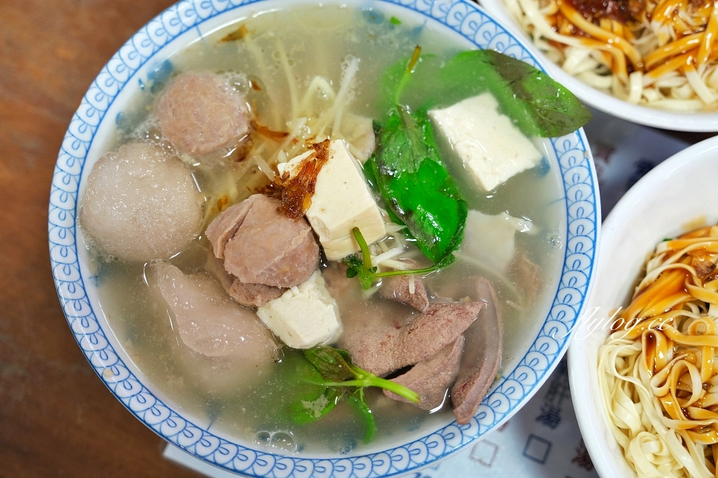 苗栗三義｜彩雲麵食．隱身三義市場內，早上5點就開賣的客家美食 @飛天璇的口袋