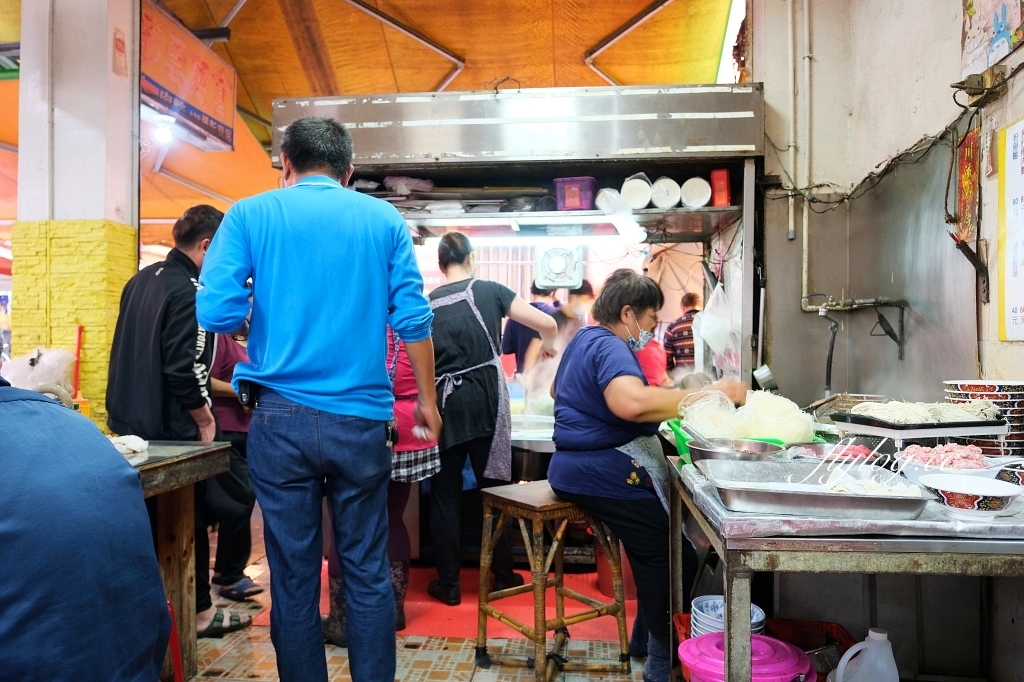 苗栗三義｜彩雲麵食．隱身三義市場內，早上5點就開賣的客家美食 @飛天璇的口袋