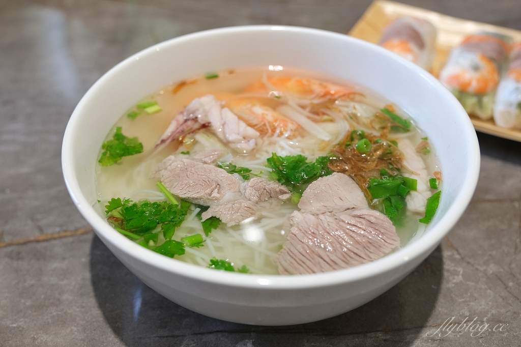 桃園中壢｜越啡越南美食咖啡館．青埔文青風越南料理，酸辣越南牛肉河粉和甜點咖啡 @飛天璇的口袋