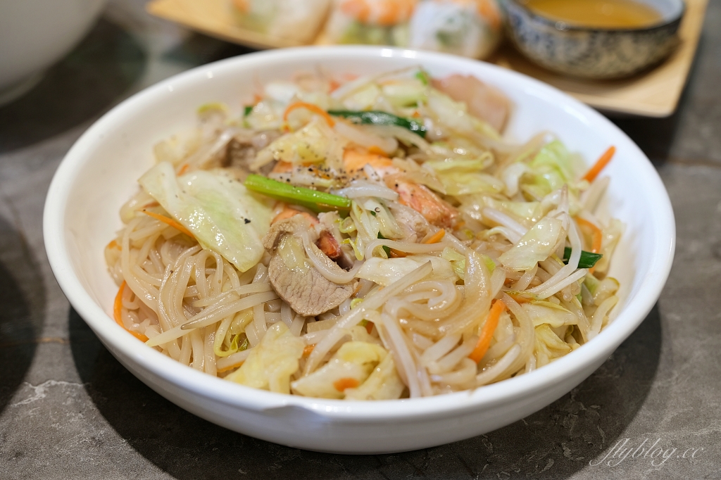 桃園中壢｜越啡越南美食咖啡館．青埔文青風越南料理，酸辣越南牛肉河粉和甜點咖啡 @飛天璇的口袋