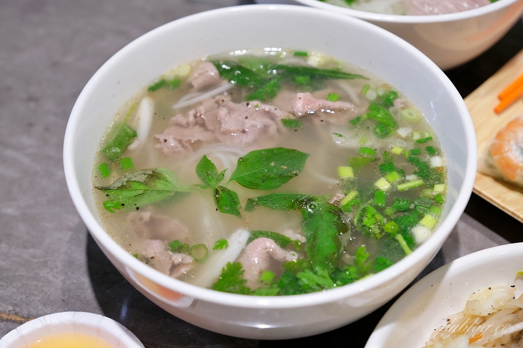 桃園中壢｜越啡越南美食咖啡館．青埔文青風越南料理，酸辣越南牛肉河粉和甜點咖啡 @飛天璇的口袋