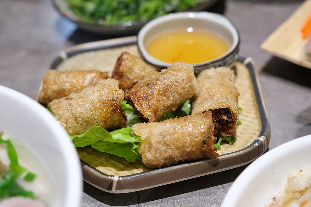 桃園中壢｜越啡越南美食咖啡館．青埔文青風越南料理，酸辣越南牛肉河粉和甜點咖啡 @飛天璇的口袋