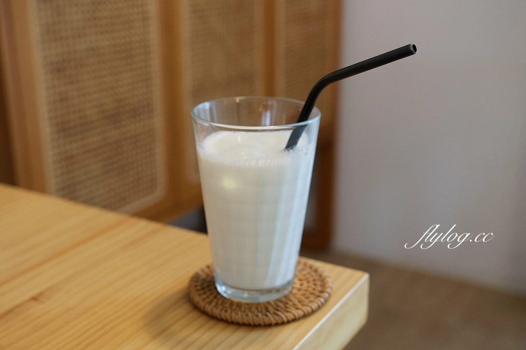 台中西區｜鐵木Ironwood City，草悟道質感甜點咖啡館，模範街巷弄裡的戚風蛋糕 @飛天璇的口袋