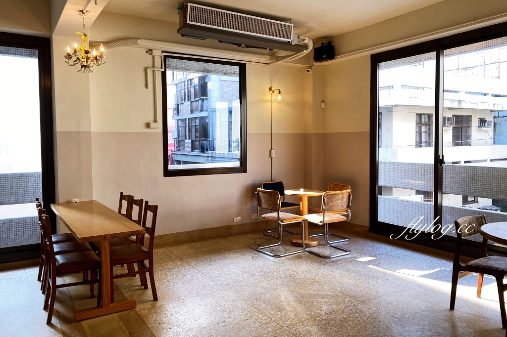 台中西區｜鐵木Ironwood City，草悟道質感甜點咖啡館，模範街巷弄裡的戚風蛋糕 @飛天璇的口袋