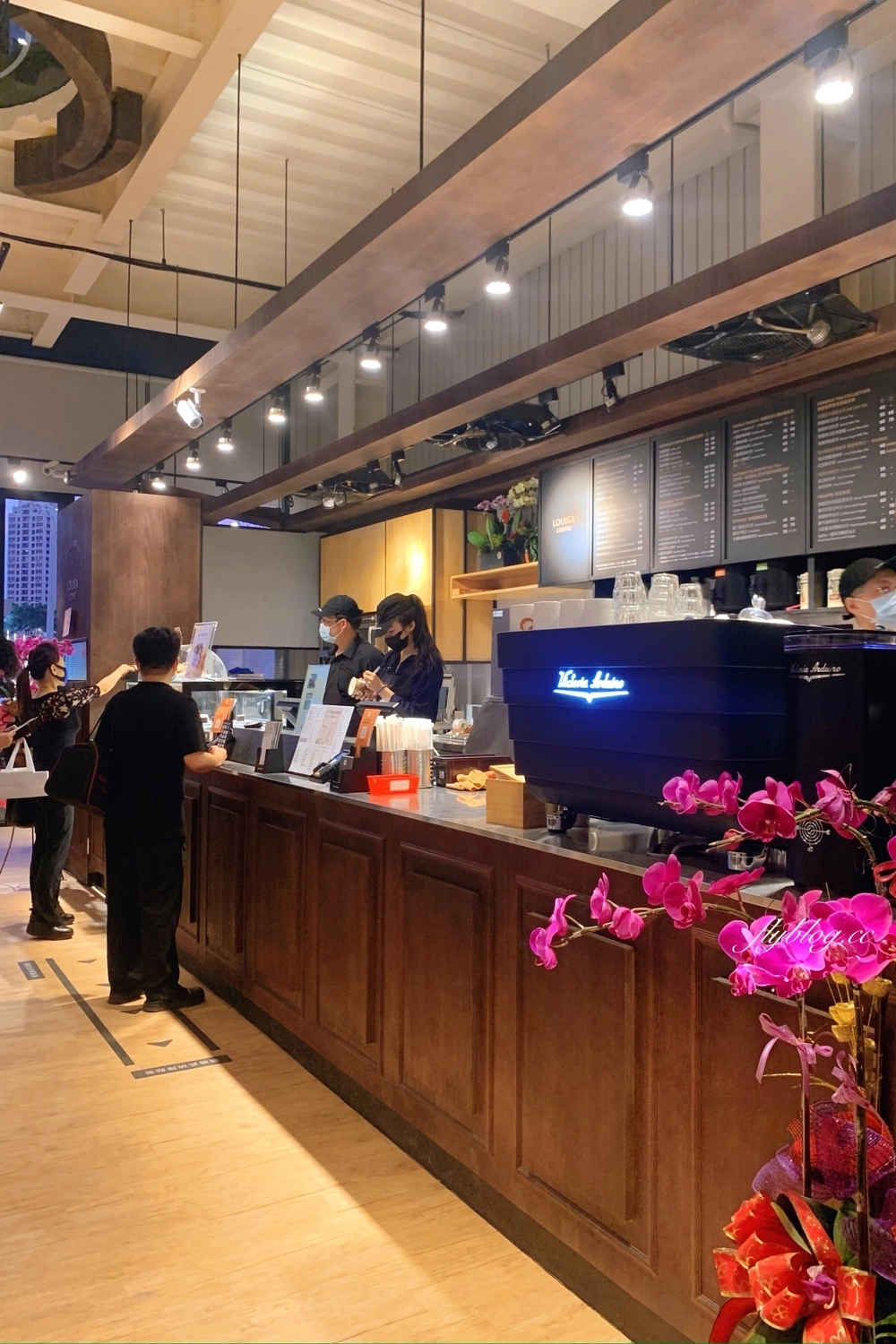 台中北屯|路易莎咖啡.衛道中學附近榮德山西門市,三層樓玻璃屋天井設計 @飛天璇的口袋 台中北屯|路易莎咖啡.衛道中學附近榮德山西門市,三層樓玻璃屋天井設計 @飛天璇的口袋