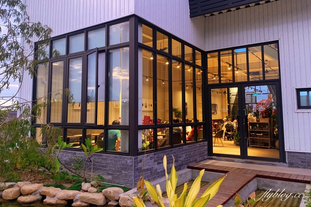 台中北屯|路易莎咖啡.衛道中學附近榮德山西門市,三層樓玻璃屋天井設計 @飛天璇的口袋 台中北屯|路易莎咖啡.衛道中學附近榮德山西門市,三層樓玻璃屋天井設計 @飛天璇的口袋