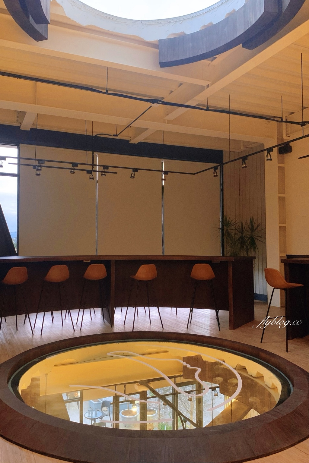 台中北屯|路易莎咖啡.衛道中學附近榮德山西門市,三層樓玻璃屋天井設計 @飛天璇的口袋 台中北屯|路易莎咖啡.衛道中學附近榮德山西門市,三層樓玻璃屋天井設計 @飛天璇的口袋