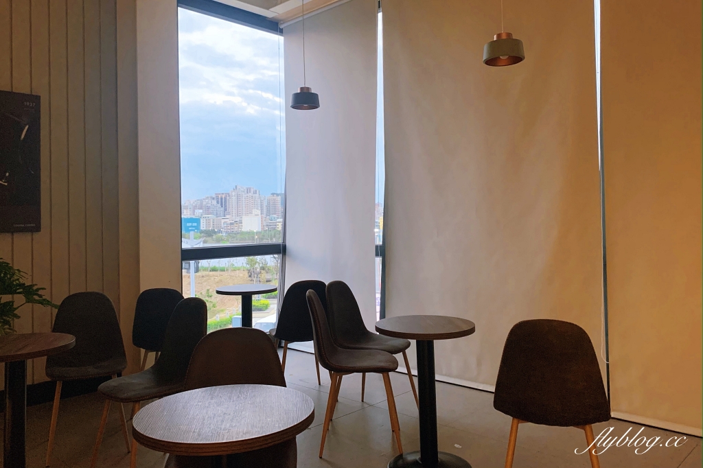 台中北屯|路易莎咖啡.衛道中學附近榮德山西門市,三層樓玻璃屋天井設計 @飛天璇的口袋 台中北屯|路易莎咖啡.衛道中學附近榮德山西門市,三層樓玻璃屋天井設計 @飛天璇的口袋