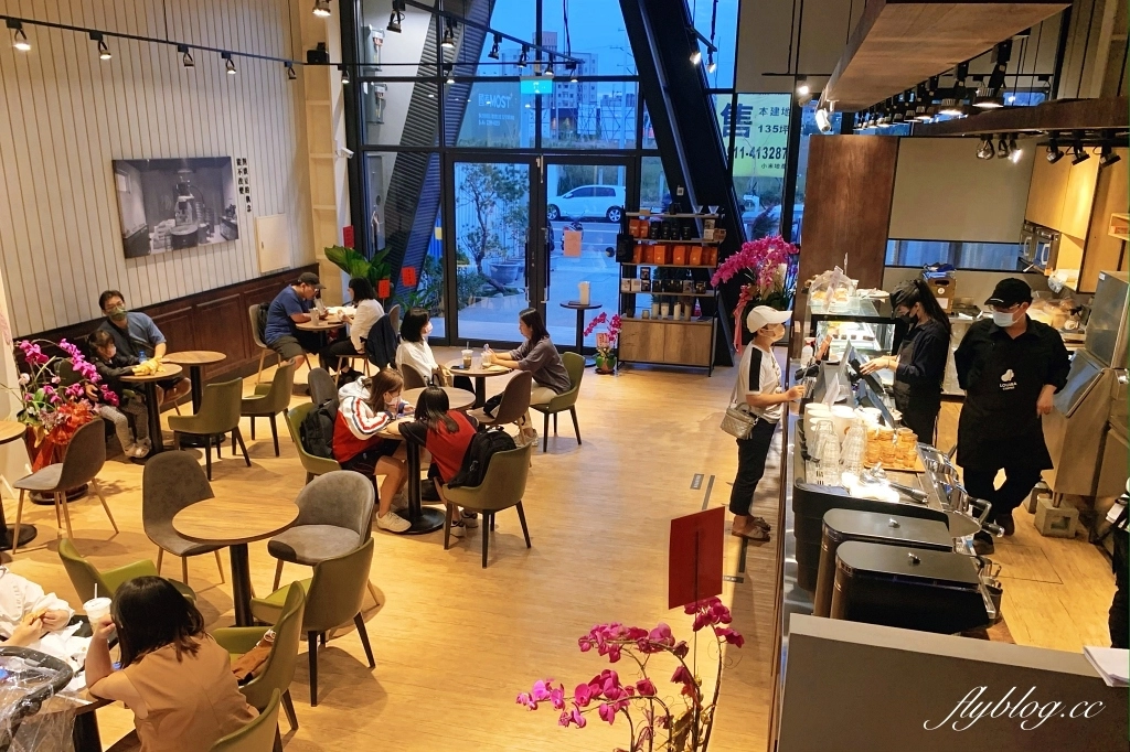 台中北屯|路易莎咖啡.衛道中學附近榮德山西門市,三層樓玻璃屋天井設計 @飛天璇的口袋 台中北屯|路易莎咖啡.衛道中學附近榮德山西門市,三層樓玻璃屋天井設計 @飛天璇的口袋