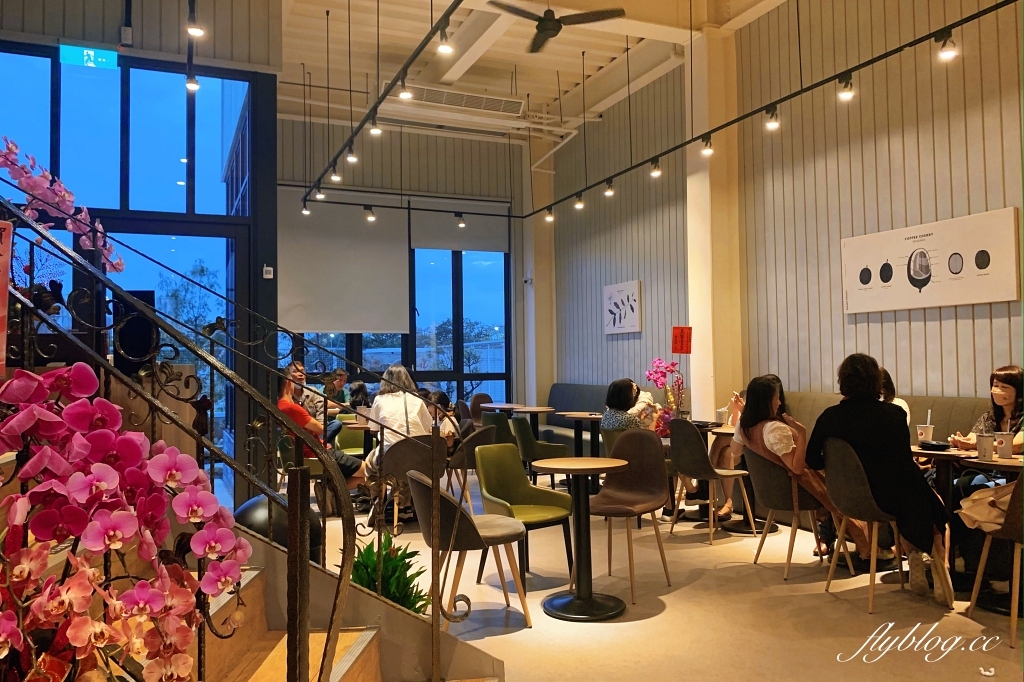 台中北屯|路易莎咖啡.衛道中學附近榮德山西門市,三層樓玻璃屋天井設計 @飛天璇的口袋 台中北屯|路易莎咖啡.衛道中學附近榮德山西門市,三層樓玻璃屋天井設計 @飛天璇的口袋