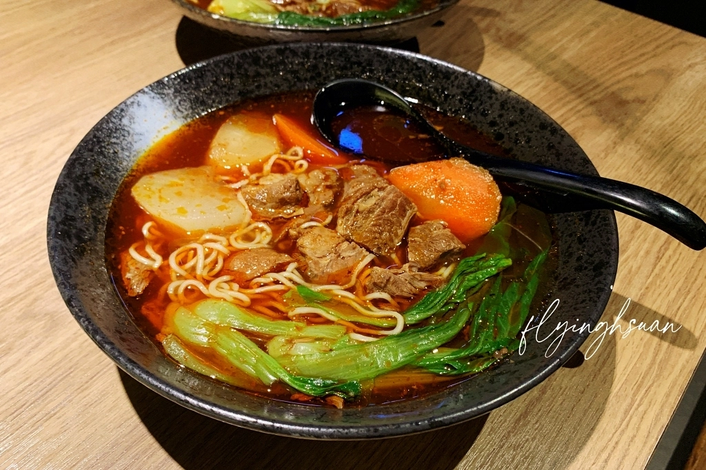 台中南屯｜太初麵食．牛肉麵店也可以這麼氣派，營業到凌晨12點 @飛天璇的口袋