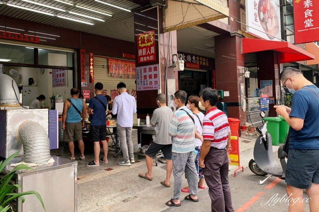 台中北屯｜務本早點．滿滿爆炸式的青蔥超邪惡，原精武路人氣燒餅油條店 @飛天璇的口袋