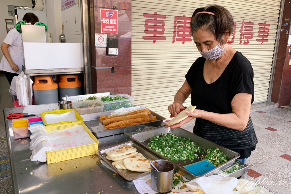 台中北屯｜務本早點．滿滿爆炸式的青蔥超邪惡，原精武路人氣燒餅油條店 @飛天璇的口袋