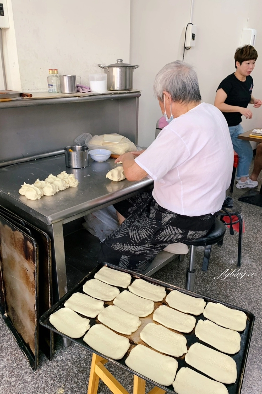 台中北屯｜務本早點．滿滿爆炸式的青蔥超邪惡，原精武路人氣燒餅油條店 @飛天璇的口袋