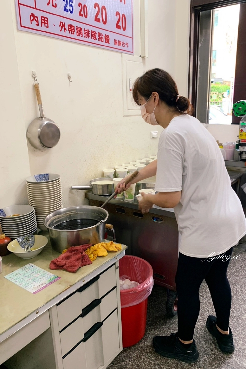 台中北屯｜務本早點．滿滿爆炸式的青蔥超邪惡，原精武路人氣燒餅油條店 @飛天璇的口袋
