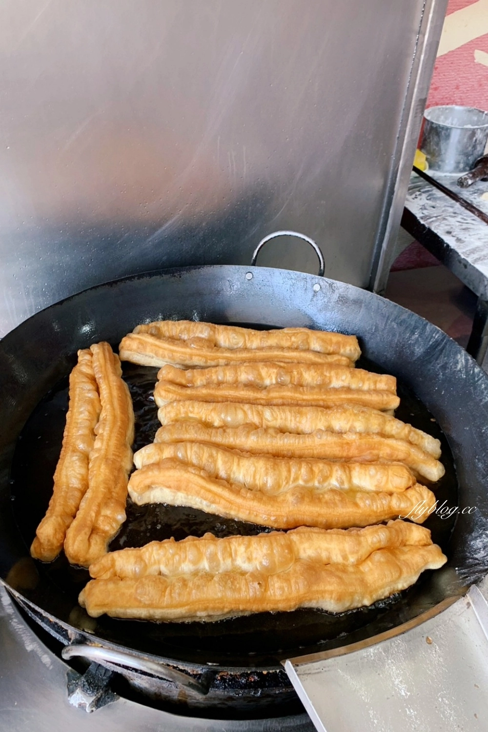 台中北屯｜務本早點．滿滿爆炸式的青蔥超邪惡，原精武路人氣燒餅油條店 @飛天璇的口袋
