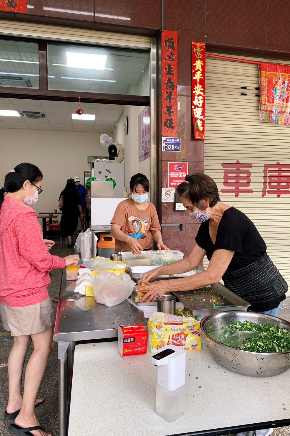 台中北屯｜務本早點．滿滿爆炸式的青蔥超邪惡，原精武路人氣燒餅油條店 @飛天璇的口袋