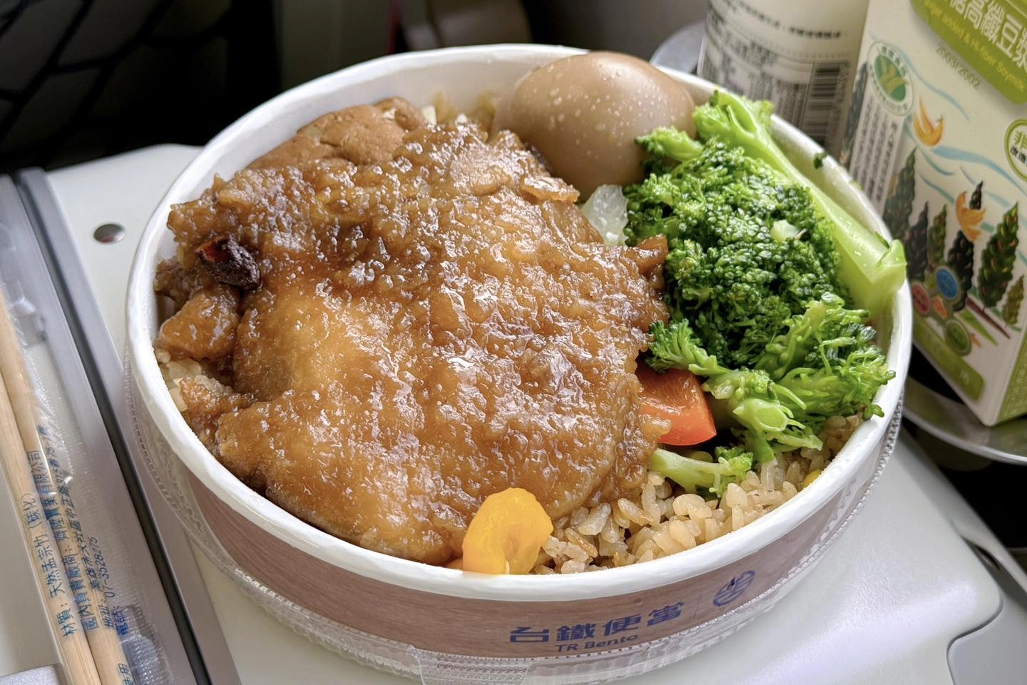 台中中區｜台中臺鐵便當．台中車站二樓車站大廳，搭火車必買的台鐵便當 @飛天璇的口袋