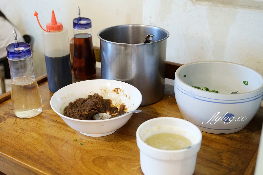 台中西屯｜汕頭牛肉劉沙茶爐．大墩十八街60老字號沙茶火鍋，炭火和臉盆更有懷舊感 @飛天璇的口袋