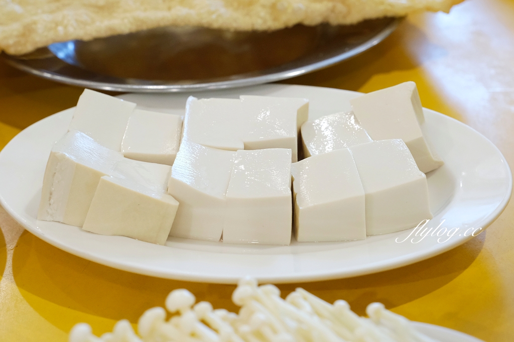 台中西屯｜汕頭牛肉劉沙茶爐．大墩十八街60老字號沙茶火鍋，炭火和臉盆更有懷舊感 @飛天璇的口袋