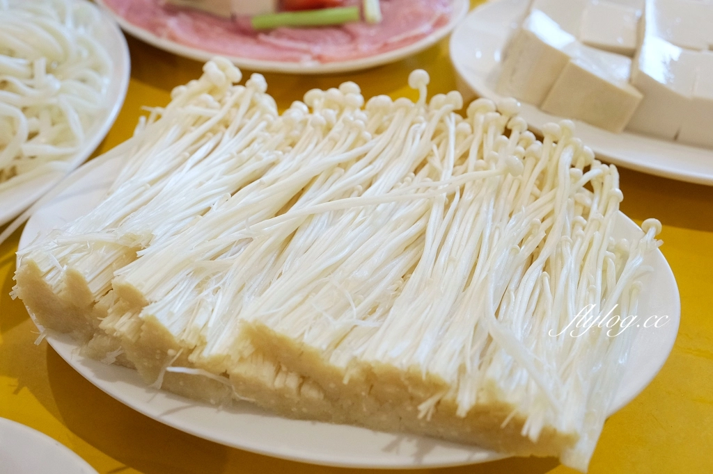 台中西屯|汕頭牛肉劉沙茶爐.大墩十八街60老字號沙茶火鍋,炭火和臉盆更有懷舊感 @飛天璇的口袋 台中西屯|汕頭牛肉劉沙茶爐.大墩十八街60老字號沙茶火鍋,炭火和臉盆更有懷舊感 @飛天璇的口袋