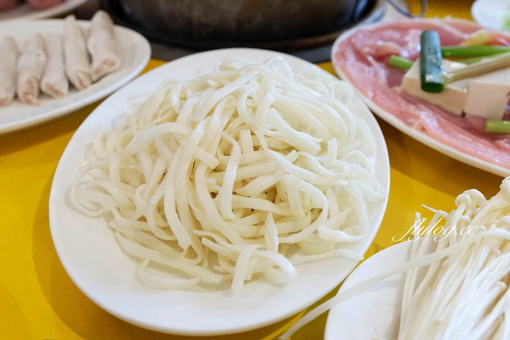 台中西屯|汕頭牛肉劉沙茶爐.大墩十八街60老字號沙茶火鍋,炭火和臉盆更有懷舊感 @飛天璇的口袋 台中西屯|汕頭牛肉劉沙茶爐.大墩十八街60老字號沙茶火鍋,炭火和臉盆更有懷舊感 @飛天璇的口袋