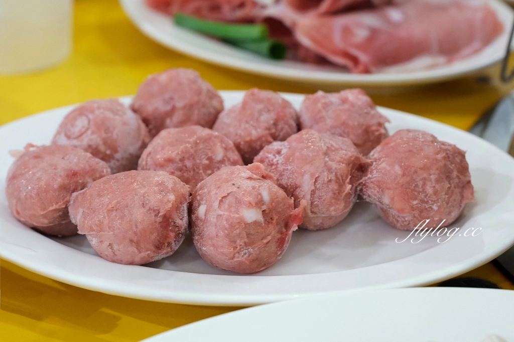 台中西屯|汕頭牛肉劉沙茶爐.大墩十八街60老字號沙茶火鍋,炭火和臉盆更有懷舊感 @飛天璇的口袋 台中西屯|汕頭牛肉劉沙茶爐.大墩十八街60老字號沙茶火鍋,炭火和臉盆更有懷舊感 @飛天璇的口袋