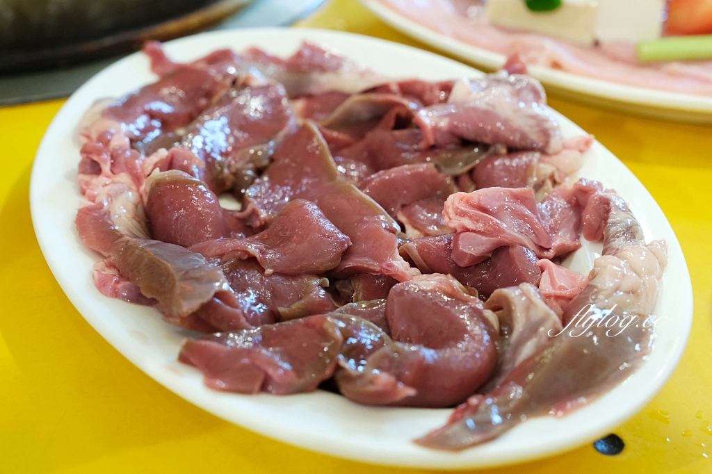 台中西屯｜汕頭牛肉劉沙茶爐．大墩十八街60老字號沙茶火鍋，炭火和臉盆更有懷舊感 @飛天璇的口袋