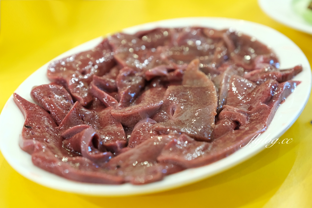 台中西屯|汕頭牛肉劉沙茶爐.大墩十八街60老字號沙茶火鍋,炭火和臉盆更有懷舊感 @飛天璇的口袋 台中西屯|汕頭牛肉劉沙茶爐.大墩十八街60老字號沙茶火鍋,炭火和臉盆更有懷舊感 @飛天璇的口袋