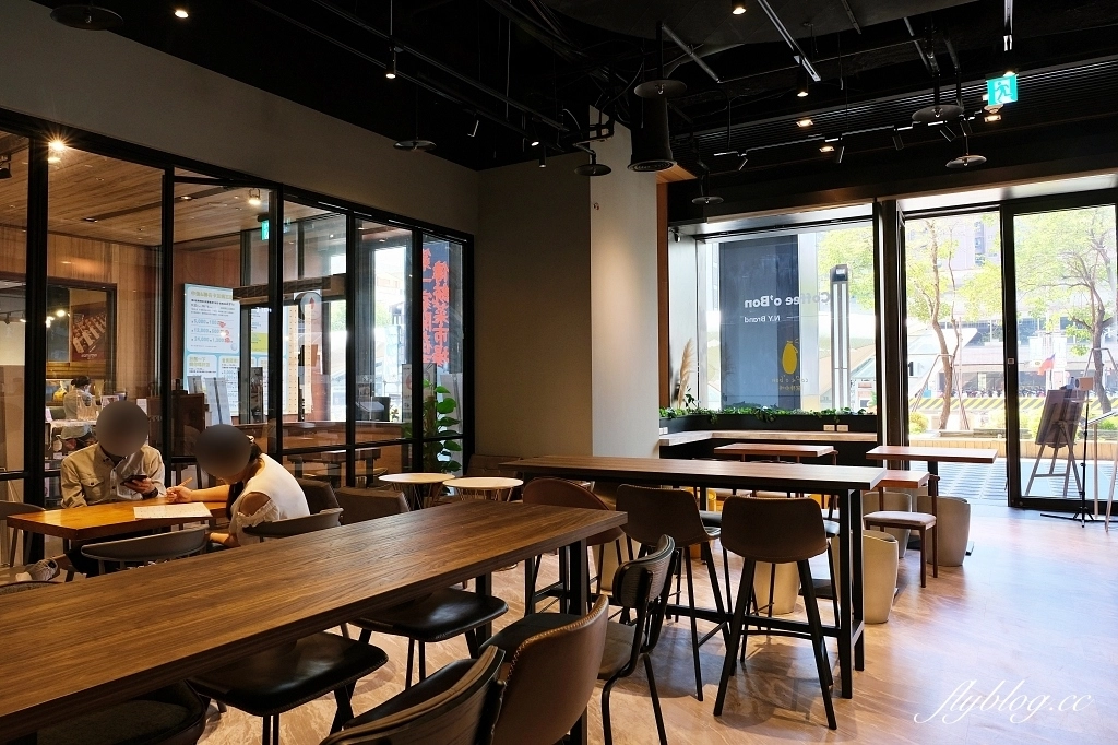 歐棒咖啡金典綠園道店｜歐洲市集簡約風咖啡館，從早午餐到晚餐，蔬食也有不一樣的體驗 @飛天璇的口袋