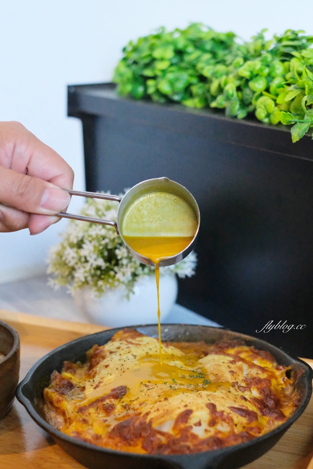 歐棒咖啡金典綠園道店｜歐洲市集簡約風咖啡館，從早午餐到晚餐，蔬食也有不一樣的體驗 @飛天璇的口袋