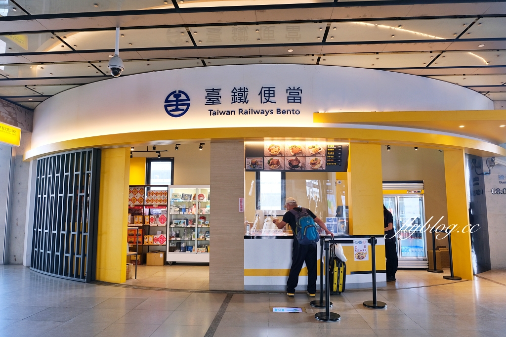 台中中區｜台中臺鐵便當．台中車站二樓車站大廳，搭火車必買的台鐵便當 @飛天璇的口袋