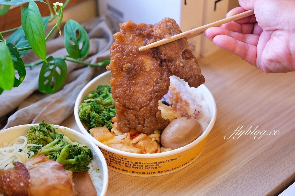 台中中區｜台中臺鐵便當．台中車站二樓車站大廳，搭火車必買的台鐵便當 @飛天璇的口袋