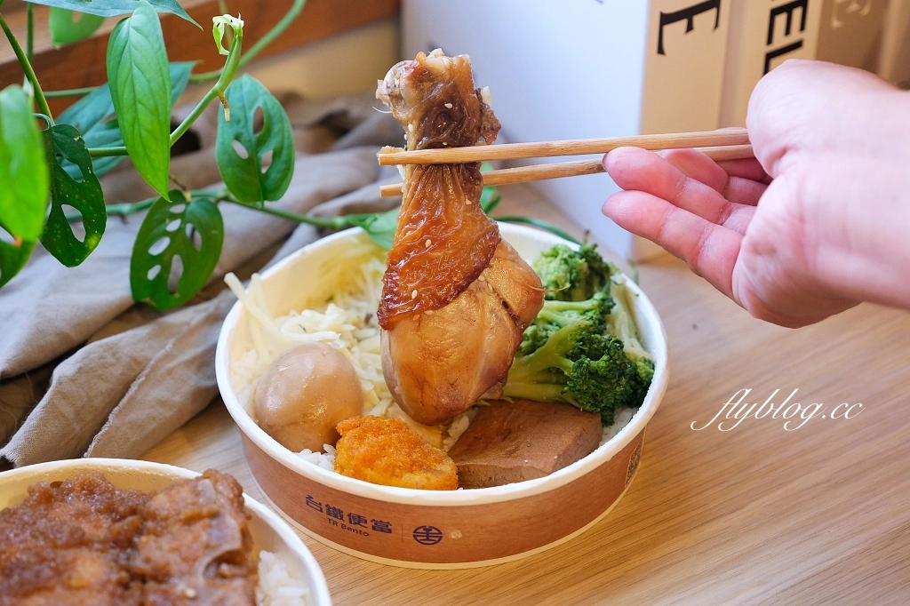 台中中區｜台中臺鐵便當．台中車站二樓車站大廳，搭火車必買的台鐵便當 @飛天璇的口袋